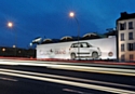 La nouvelle Fiat 500L fait son show en taille réelle au-dessus de l'autoroute A1