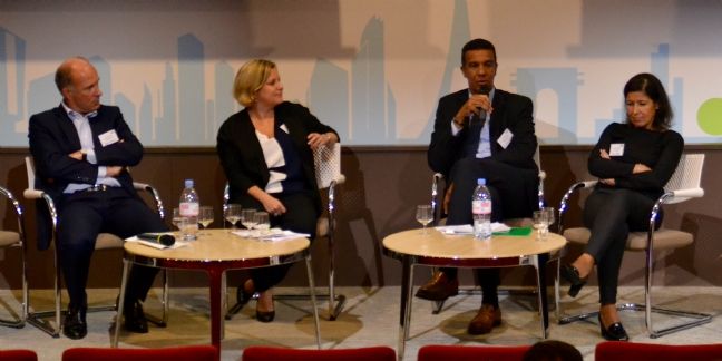 David Divialle-Corbière (au micro), directeur achats de Sogefi,lors de la table ronde organisée par l'AAMAI. Il est entouré -à gauche- de Nathalie Bornard (BPCE)et de Stéphane Paillot(Bel) et de Alhlem Hamdi (RMN Grandpalais),à droite.