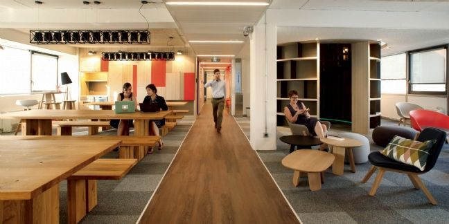 Conçu par l'agence de design AKDV, L'Ampli est un espace de 450 mètres carrés constitué d'un amphithéâtre et de six salles pouvant accueillir jusqu'à 60 personnes.